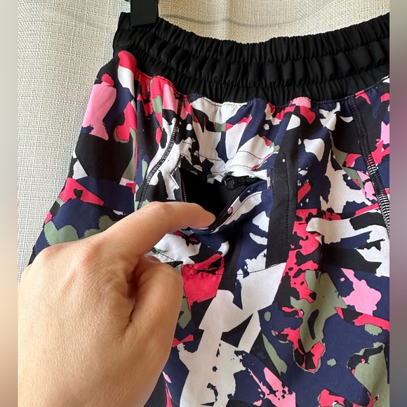 Rare!!! Lululemon Hotty Hot Short (Long) 4” Sz8
Pop Cut Boom Juice Multi/ Black - Picture 8 of 13